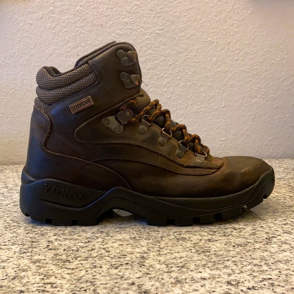 Yukon kids leather work boots. Used like new. Snow and water proof - Picture 6 of 9